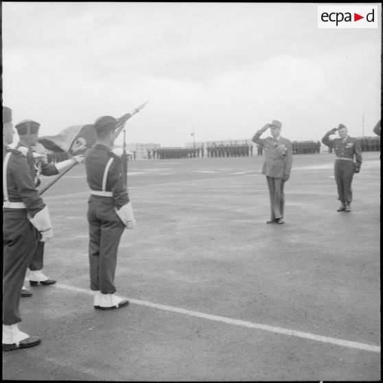 Air de France. Prise d'armes à l'Ecole Militaire Annexe des Transmissions d'Afrique du Nord (EMAT AFN). Arrivée du général Vendeuil.