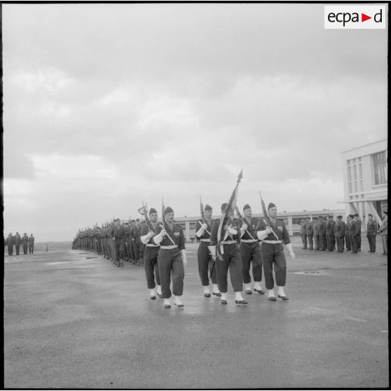 Air de France. Prise d'armes à l'Ecole Militaire Annexe des Transmissions d'Afrique du Nord (EMAT AFN). Défilé.