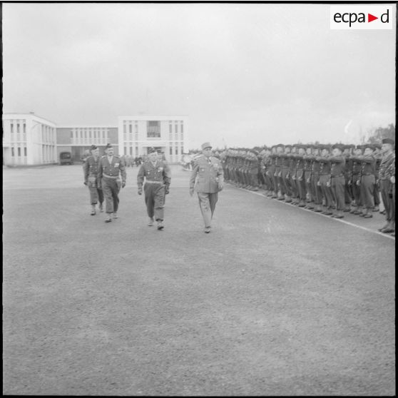 Air de France. Prise d'armes à l'Ecole Militaire Annexe des Transmissions d'Afrique du Nord (EMAT AFN). Arrivée du général Vendeuil.