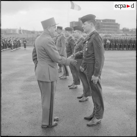 Air de France. Prise d'armes à l'Ecole Militaire Annexe des Transmissions d'Afrique du Nord (EMAT AFN). Remise de décoration.