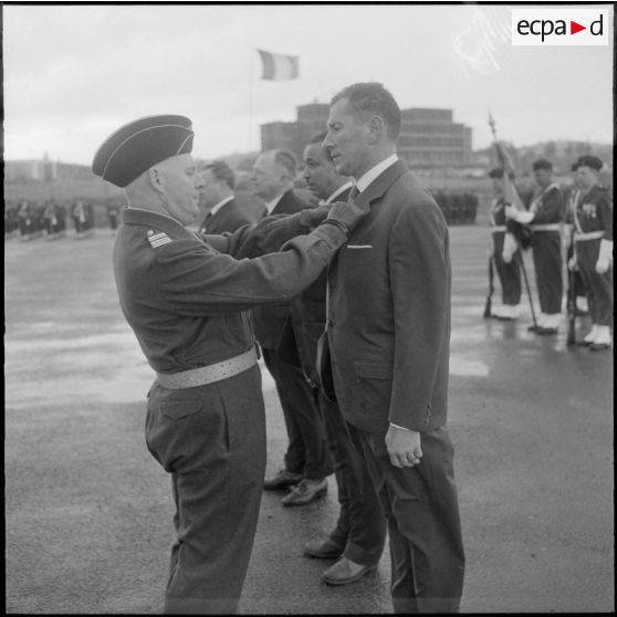 Air de France. Prise d'armes à l'Ecole Militaire Annexe des Transmissions d'Afrique du Nord (EMAT AFN). Remise de décoration par le colonel Bertrand.