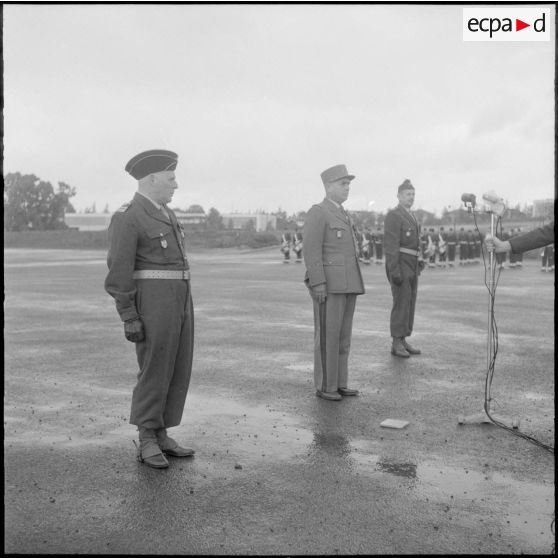 Air de France. Prise d'armes à l'Ecole Militaire Annexe des Transmissions d'Afrique du Nord (EMAT AFN). Passage de commandement.