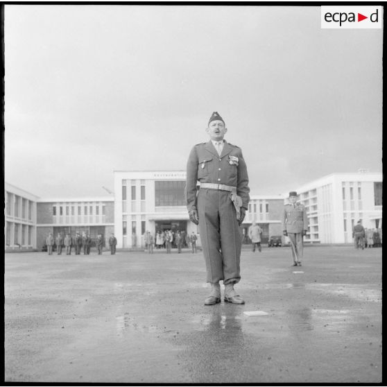 Air de France. Prise d'armes à l'Ecole Militaire Annexe des Transmissions d'Afrique du Nord (EMAT AFN). Le lieutenant-colonel Haricot.