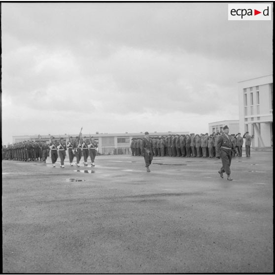 Air de France. Prise d'armes à l'Ecole Militaire Annexe des Transmissions d'Afrique du Nord (EMAT AFN). Défilé.