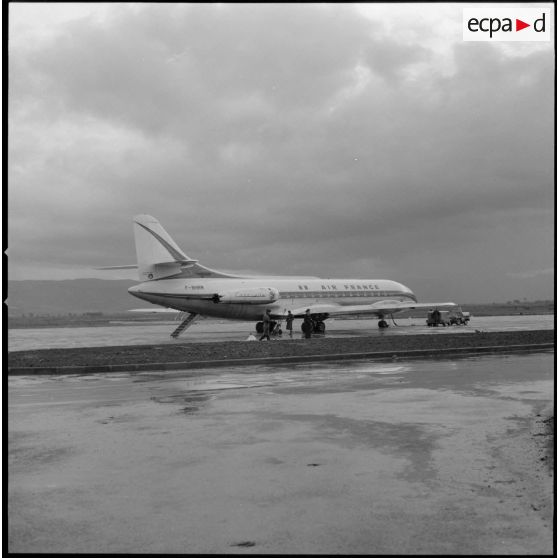 Maison Blanche. L'avion caravelle des stagiaires membres des équipes médico-sociales itinérantes (EMSI) à l'aérodrome.