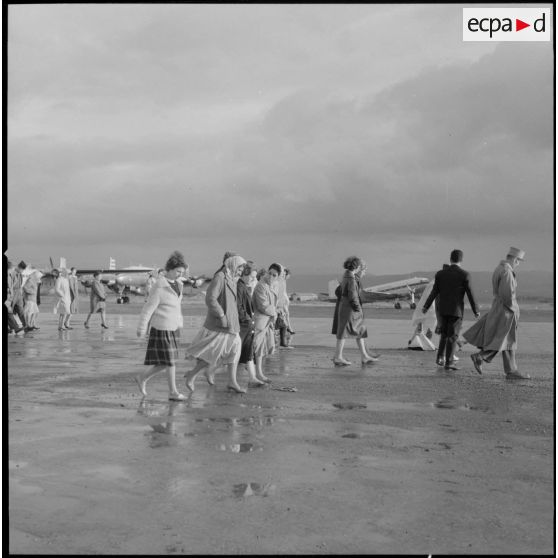 Maison Blanche. Les stagiaires des équipes médico-sociales itinérantes (EMSI) à l'aérodrome.