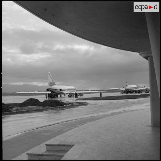 Maison Blanche. L'avion caravelle des stagiaires membres des équipes médico-sociales itinérantes (EMSI) à l'aérodrome.