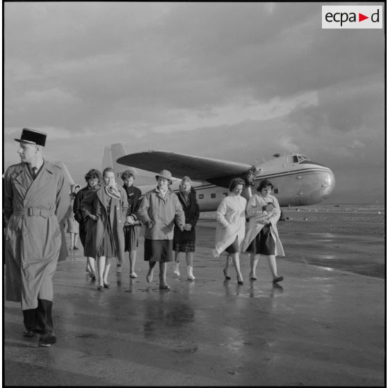 Maison Blanche. Les stagiaires des équipes médico-sociales itinérantes (EMSI) à l'aérodrome.