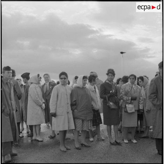 Maison Blanche. Les stagiaires des équipes médico-sociales itinérantes (EMSI) à l'aérodrome.