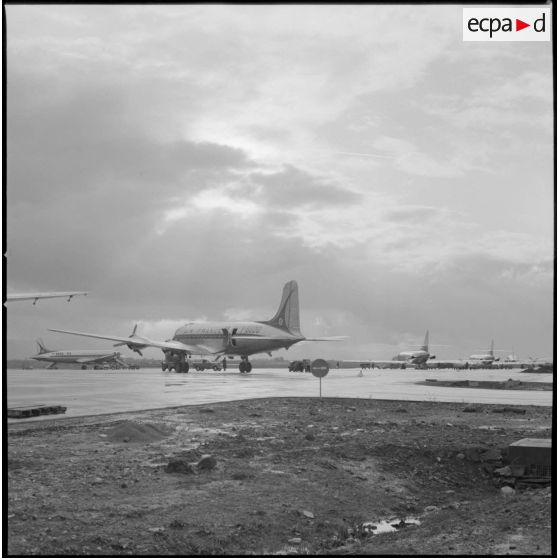 Maison Blanche. L'avion caravelle des stagiaires membres des équipes médico-sociales itinérantes (EMSI) à l'aérodrome.