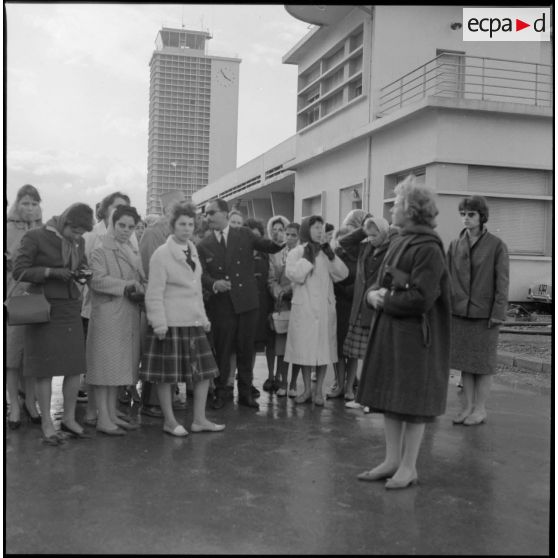 Maison Blanche. Les stagiaires des équipes médico-sociales itinérantes (EMSI) à l'aérodrome.
