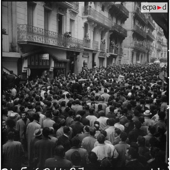 Alger. Manifestations du 10 décembre 1960. La foule dans une rue latérale.