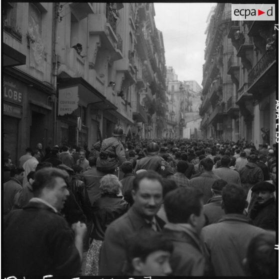 Alger. Manifestations du 10 décembre 1960. La foule.