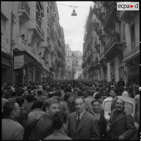 Alger. Manifestations du 10 décembre 1960. La foule dans une rue latérale.