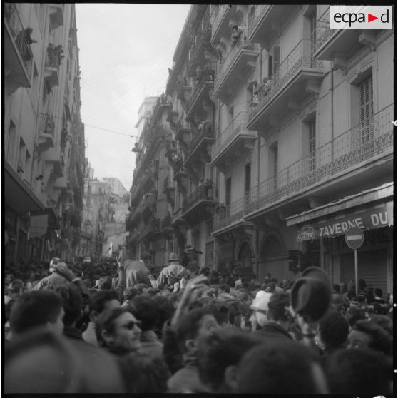 Alger. Manifestations du 10 décembre 1960. La foule.