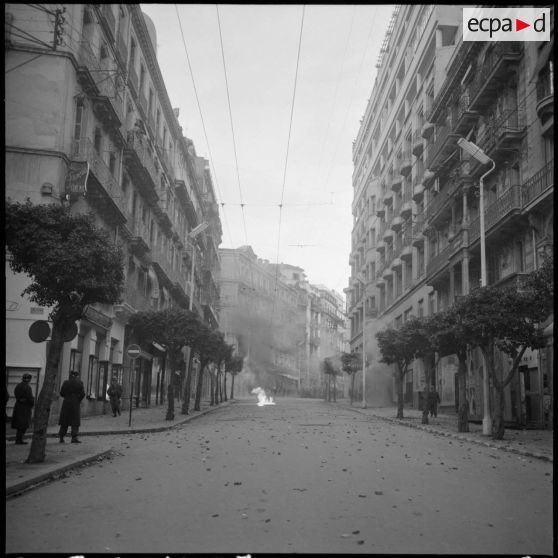 Alger. Manifestations du 10 décembre 1960. La rue Michelet jonché de pierres.