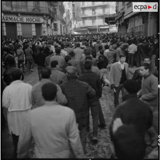 Alger. Manifestations du 10 décembre 1960. La foule.