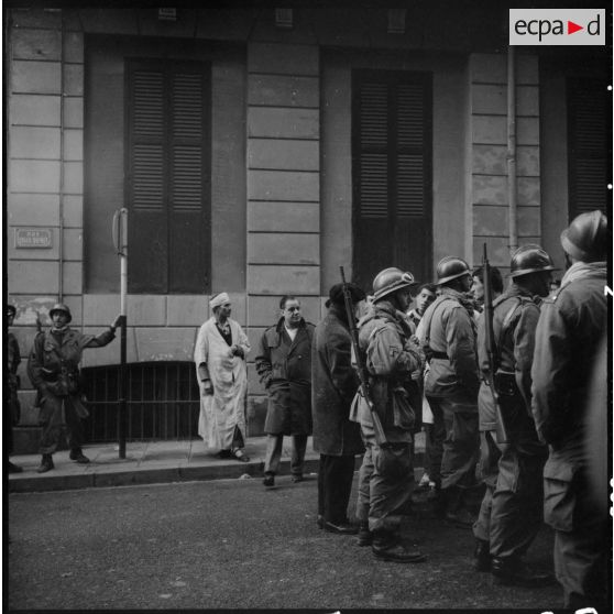 Alger. Manifestations du 10 décembre 1960. Derrière le service d'ordre.