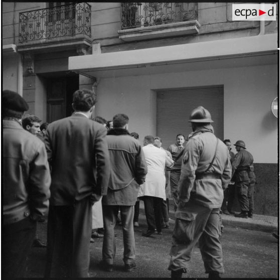 Alger. Manifestations du 10 décembre 1960. Le service d'ordre et les manifestants.