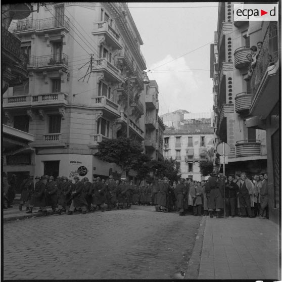 Alger. Manifestations du 10 décembre 1960. Manifestants et service d'ordre rue Auber.