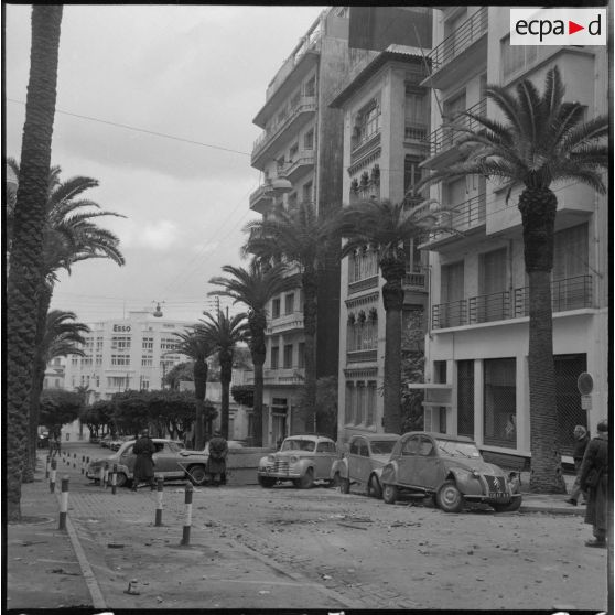 Alger. Manifestations du 10 décembre 1960. Le boulevard Victor Hugo barré de voitures.