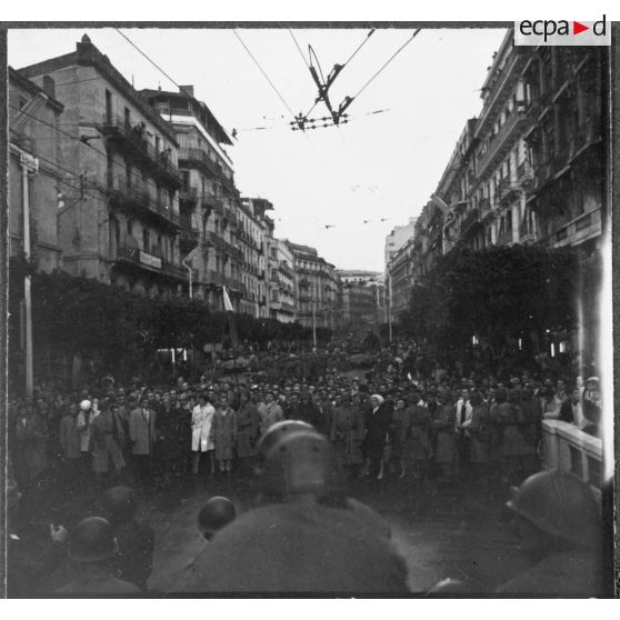 Alger. Manifestations du 10 décembre 1960. La foule devant le service d'ordre, rue Michelet.