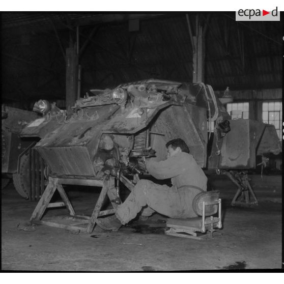 Rouïba. Etablissement régional du matériel (ERM). Un engin blindé en réparation.