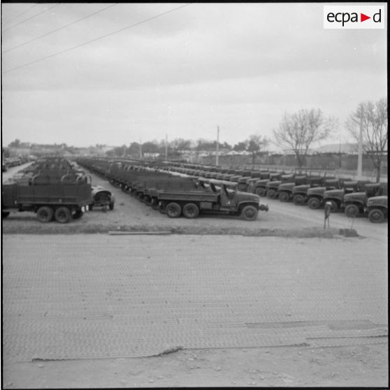 Rouïba. Etablissement régional du matériel (ERM). Véhicules réparés en instance d'être livrés à l'unité.