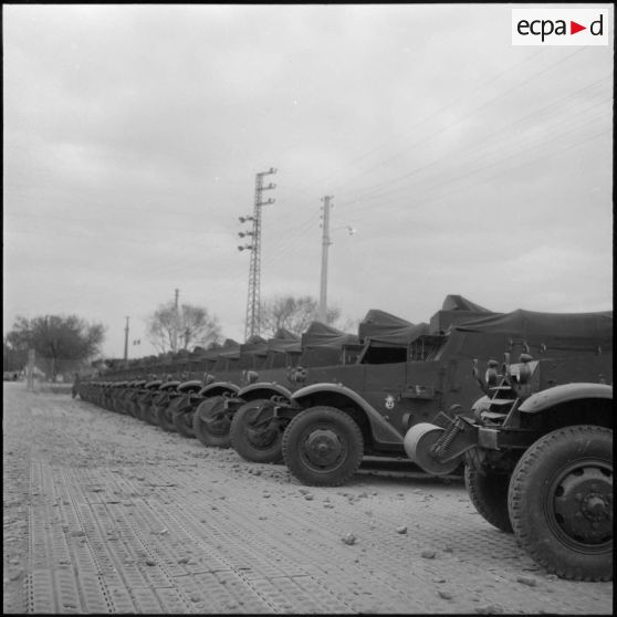 Rouïba. Etablissement régional du matériel (ERM). Véhicules en instance d'être livrés aux unités.