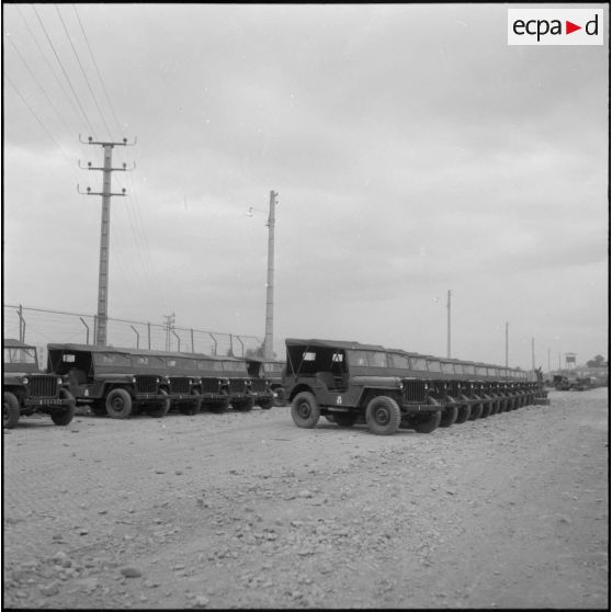 Rouïba. Etablissement régional du matériel (ERM). Véhicules en instance d'être livrés aux unités.