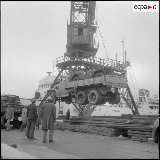 Rouïba. Etablissement régional du matériel (ERM). Embarquement des véhicules pour la métropole.