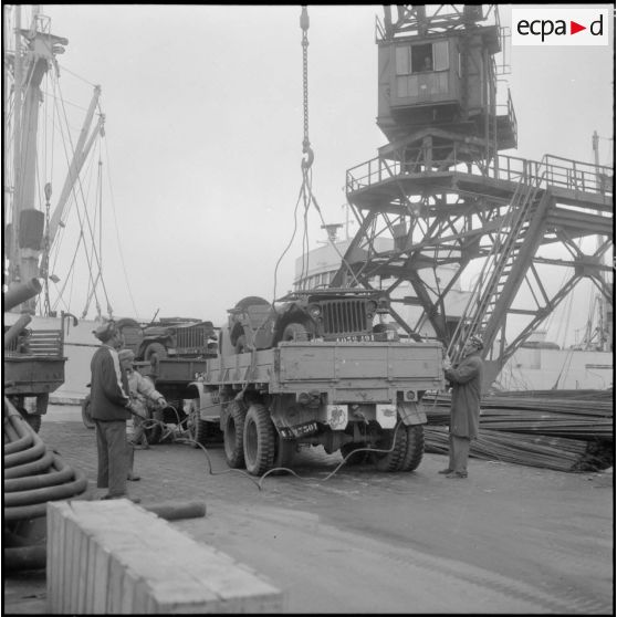 Rouïba. Etablissement régional du matériel (ERM). Embarquement des véhicules pour la métropole.