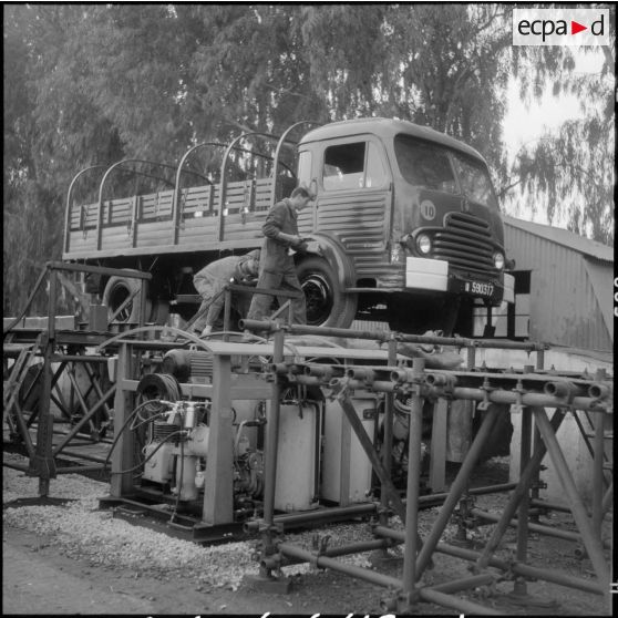 Rouïba. Etablissement régional du matériel (ERM). Nettoyage d'un véhicule.