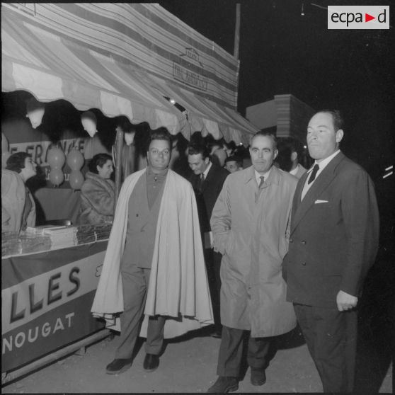 Inauguration de la deuxième foire itinérante du Sahara. Le Maire de Biskra en compagnie de l'organisateur et animateur, Jean-Pierre Lombard.