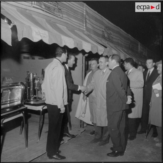 Inauguration de la deuxième foire itinérante du Sahara. Le stand café Nizière pendant la visite de l'inauguration.