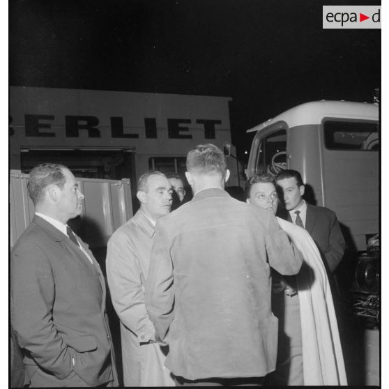 Inauguration de la deuxième foire itinérante du Sahara. Le Maire de Biskra en compagnie de l'organisateur et animateur, Jean-Pierre Lombard, sur le stand des camions Berliet.