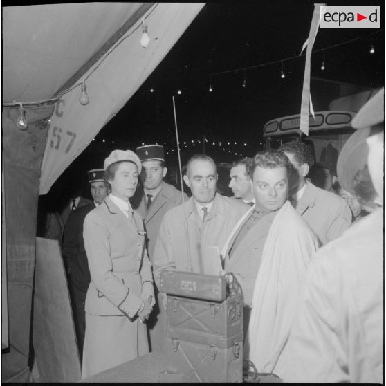 Inauguration de la deuxième foire itinérante du Sahara. Au stand militaire, présentation organisée par mademoiselle Bazin du 3ème Bureau/PH pendant la visite du maire.