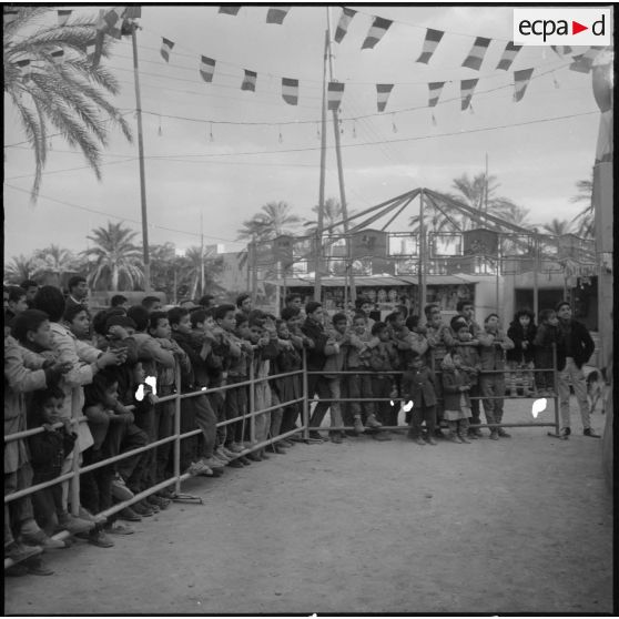 Inauguration de la deuxième foire itinérante du Sahara. Jeunes gens pendant le spectacle.