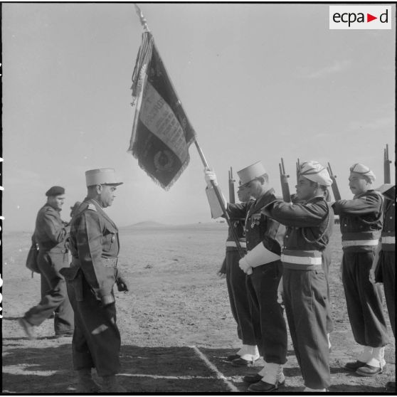 Barika. Prise de commandement au 7ème régiment de Tirailleurs (RT). Le colonel Rafa vient de remettre le drapeau du 7e RT a sa garde d'honneur.