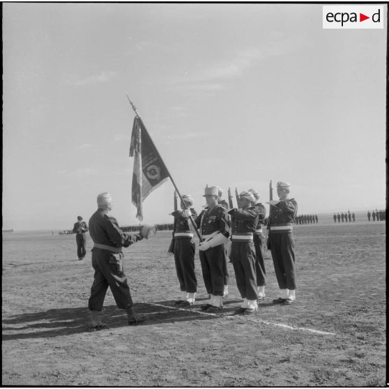 Barika. Prise de commandement au 7ème régiment de Tirailleurs (RT). C'est avec une grande émotion que le colonel Chevallier quitte le 7e RT.