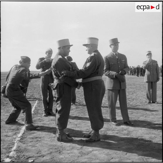 Barika. Prise de commandement au 7ème régiment de Tirailleurs (RT). Le colonel Chevallier félicite le colonel Rafa.