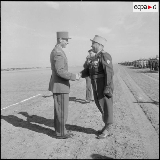 Barika. Prise de commandement au 7ème régiment de Tirailleurs (RT). Le colonel Chevallier vient de recevoir la croix de la Valeur Militaire avec palme.