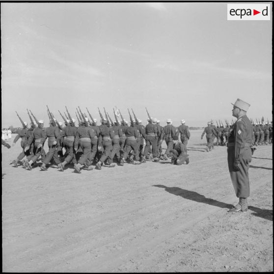 Barika. Prise de commandement au 7ème régiment de Tirailleurs (RT). Le colonel Rafa regarde défiler son régiment.