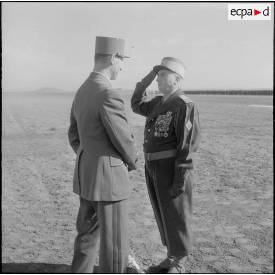 Barika. Prise de commandement au 7ème régiment de Tirailleurs (RT). Le colonel Chevallier vient de recevoir la croix de la Valeur Militaire avec palme.