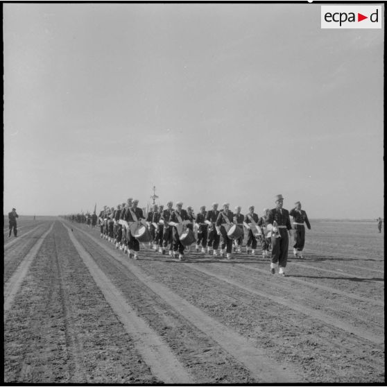 Barika. Prise de commandement au 7ème régiment de Tirailleurs (RT). La nouba du régiment.
