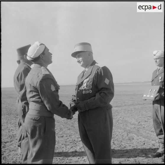 Barika. Prise de commandement au 7ème régiment de Tirailleurs (RT). Remise de décoration par le colonel Chevallier.