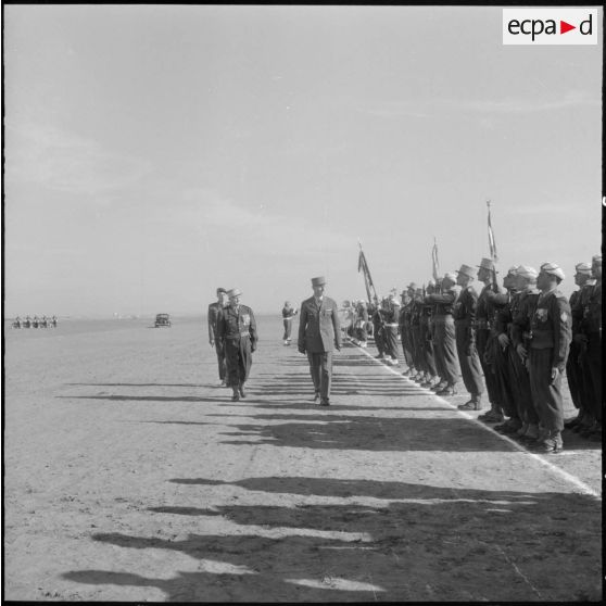 Barika. Prise de commandement au 7ème régiment de Tirailleurs (RT). Le général Gouraud passe sur le front des troupes.