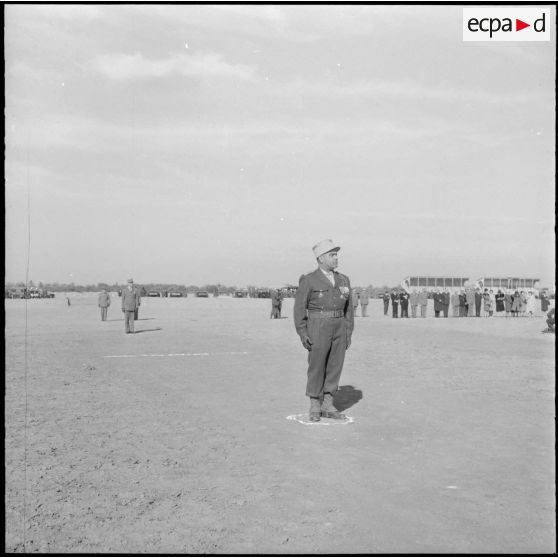 Barika. Prise de commandement au 7ème régiment de Tirailleurs (RT). Le colonel Rafa vient de prendre le commandement du régiment.