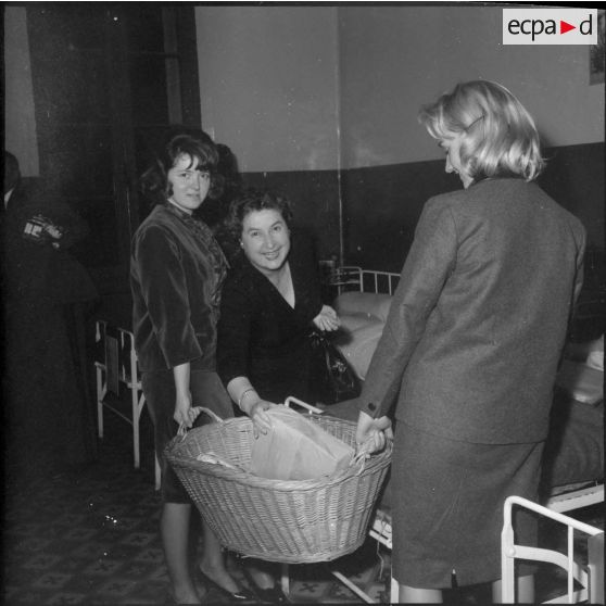 Alger. Infirmerie de garnison. Réveillon de noël 1960. Dans les chambres, pendant la remise des cadeaux.
