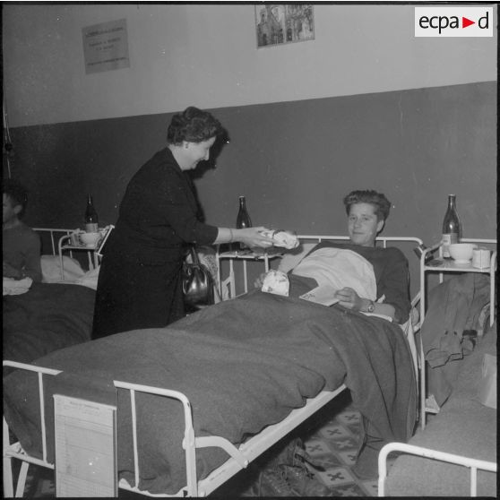 Alger. Infirmerie de garnison. Réveillon de noël 1960. Dans les chambres, pendant la remise des cadeaux.